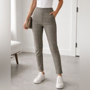 RW&CO. Women's Gray Cropped Pants.